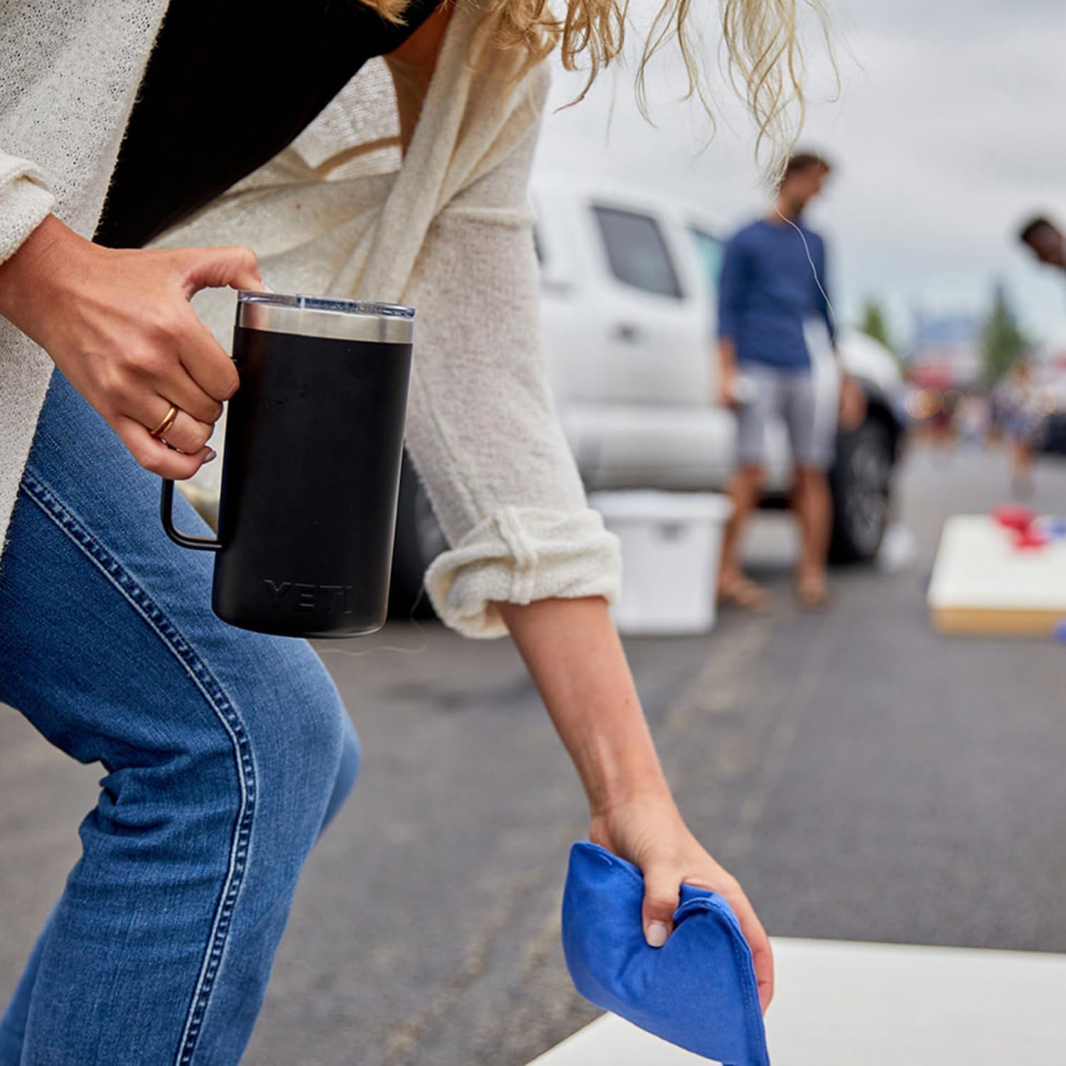 YETI Rambler Jug Cape Taupe, diseño ergonómico para llevar