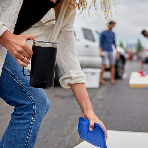 YETI Rambler Jug Cape Taupe, diseño ergonómico para llevar