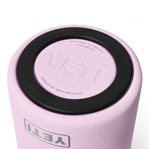 YETI Rambler en picnic exterior ofrece bebidas frías sin esfuerzo.