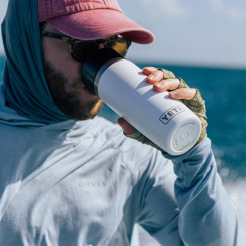 La tapa a prueba de fugas de la YETI Rambler permite beber desde cualquier ángulo.