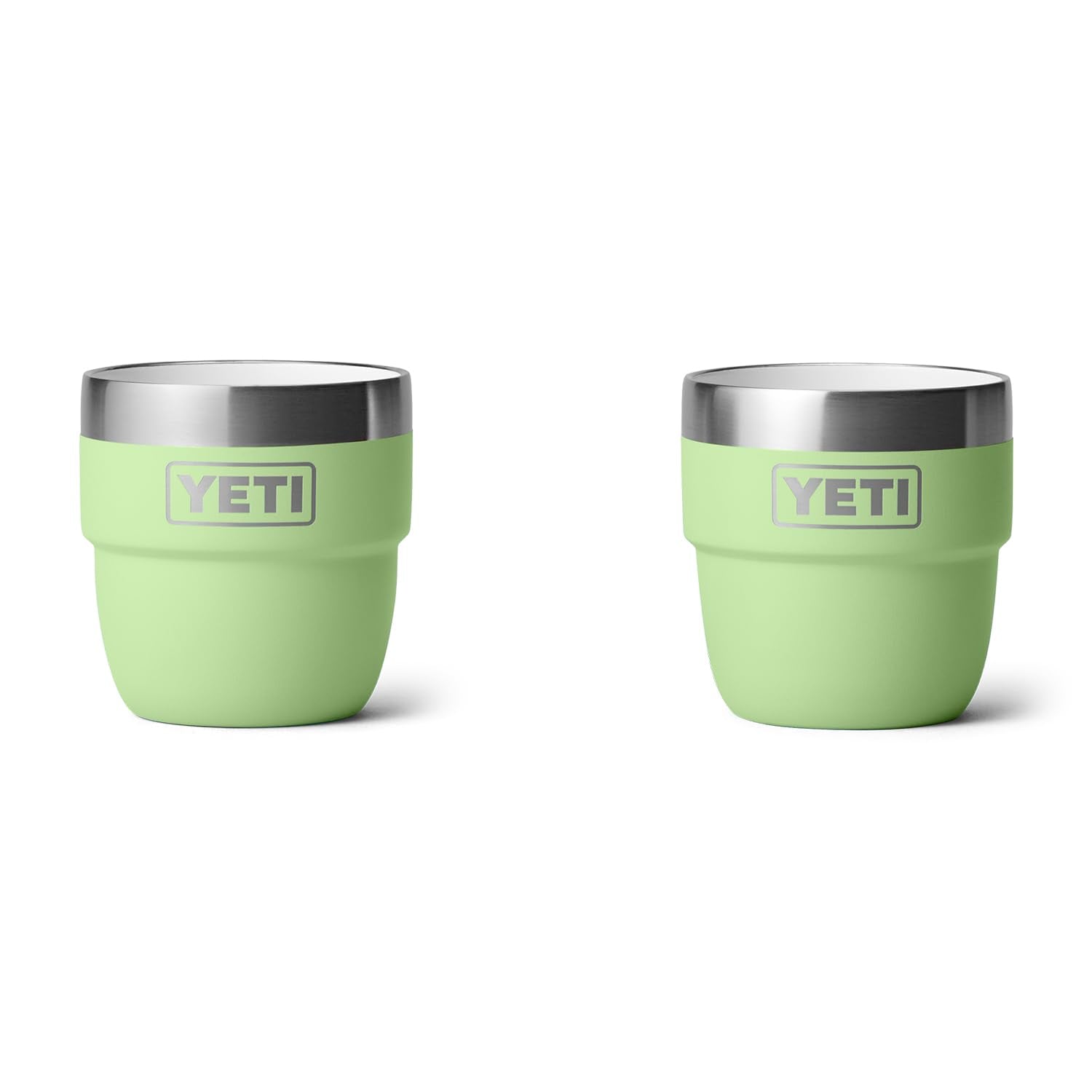 Taza de café expreso YETI Rambler de 4 oz apilable en color lima, ideal para espacios pequeños.