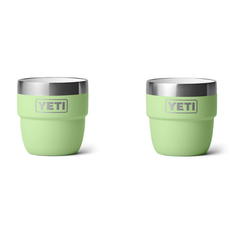Taza de café expreso YETI Rambler de 4 oz apilable en color lima, ideal para espacios pequeños.
