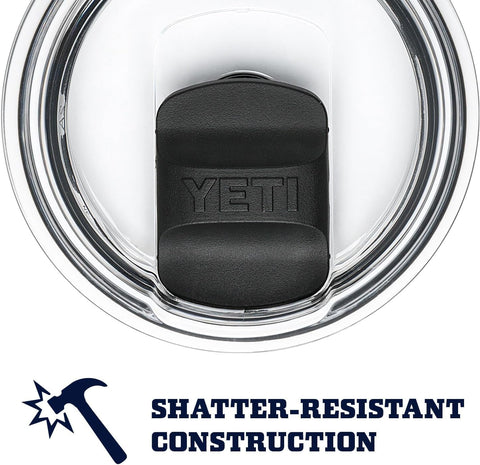 YETI Rambler en exterior durante caminata o camping.