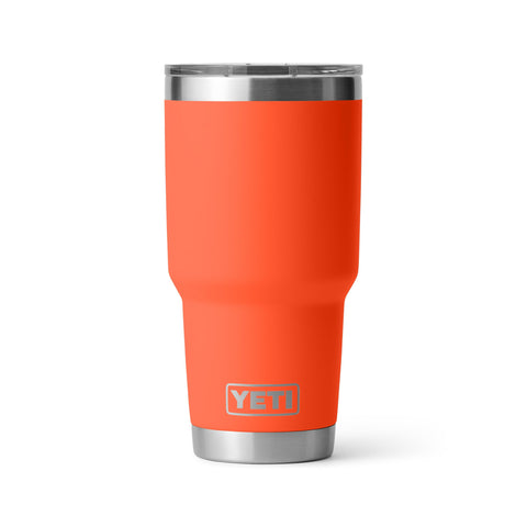 YETI Rambler papaya con tapa magnética deslizante para bebidas seguras.