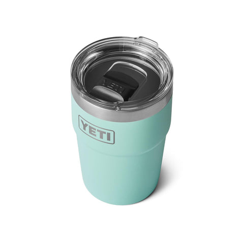 Vaso apilable YETI Rambler, compacto para ahorrar espacio en casa o acampada.
