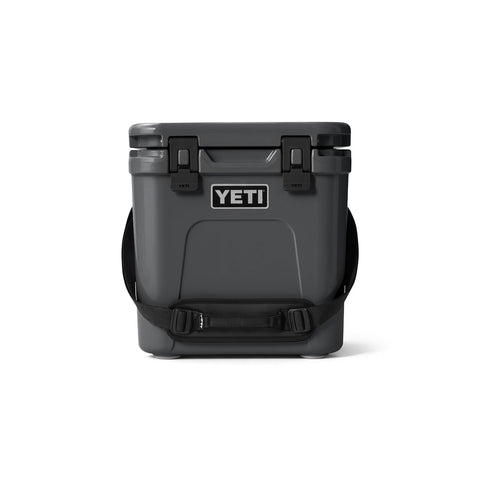 YETI Roadie 24 frente en gris carbón, compacta y lista para viajes cortos