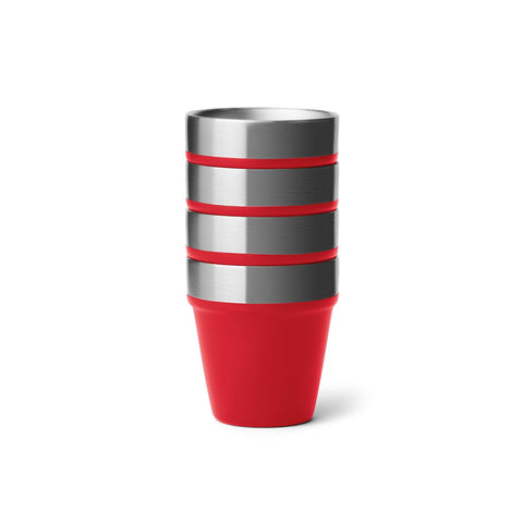 Vasos de chupito apilables de YETI dentro del estuche para viaje compacto.