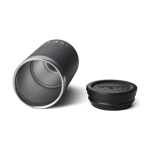 Resistente a perforaciones y óxido, ideal para aventuras al aire libre.