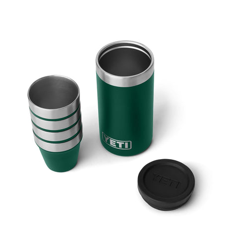 Vasos de chupito YETI en uso para brindis al aire libre.