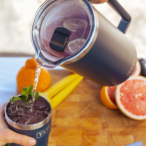 YETI Rambler capacidad 64 onzas para servir a varios comensales