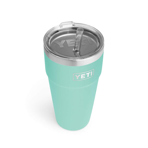 YETI Rambler 26 oz con tapa de pajilla, ideal para bebidas frías al aire libre.