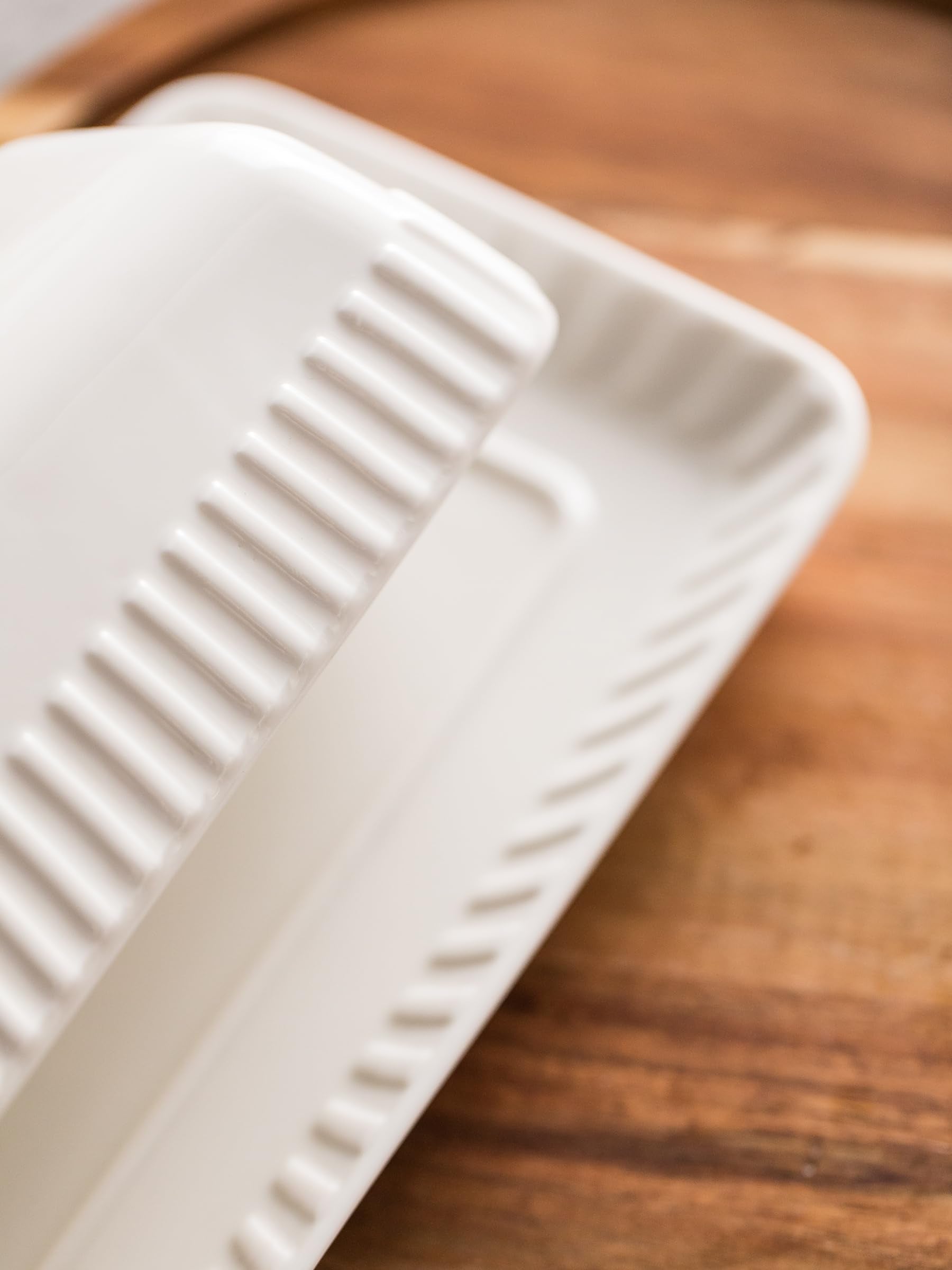 Uso en refrigerador para almacenar y mantener ordenada la mantequilla.