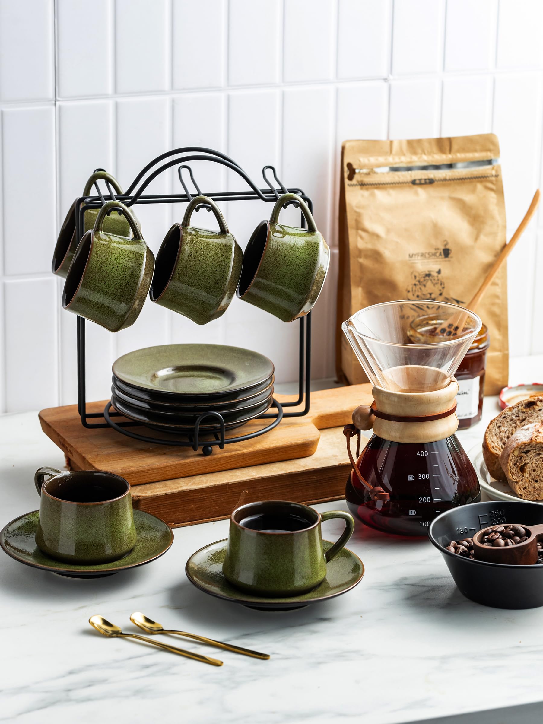 Conjunto espresso YHOSSEUN apilado en mesa para ahorrar espacio.