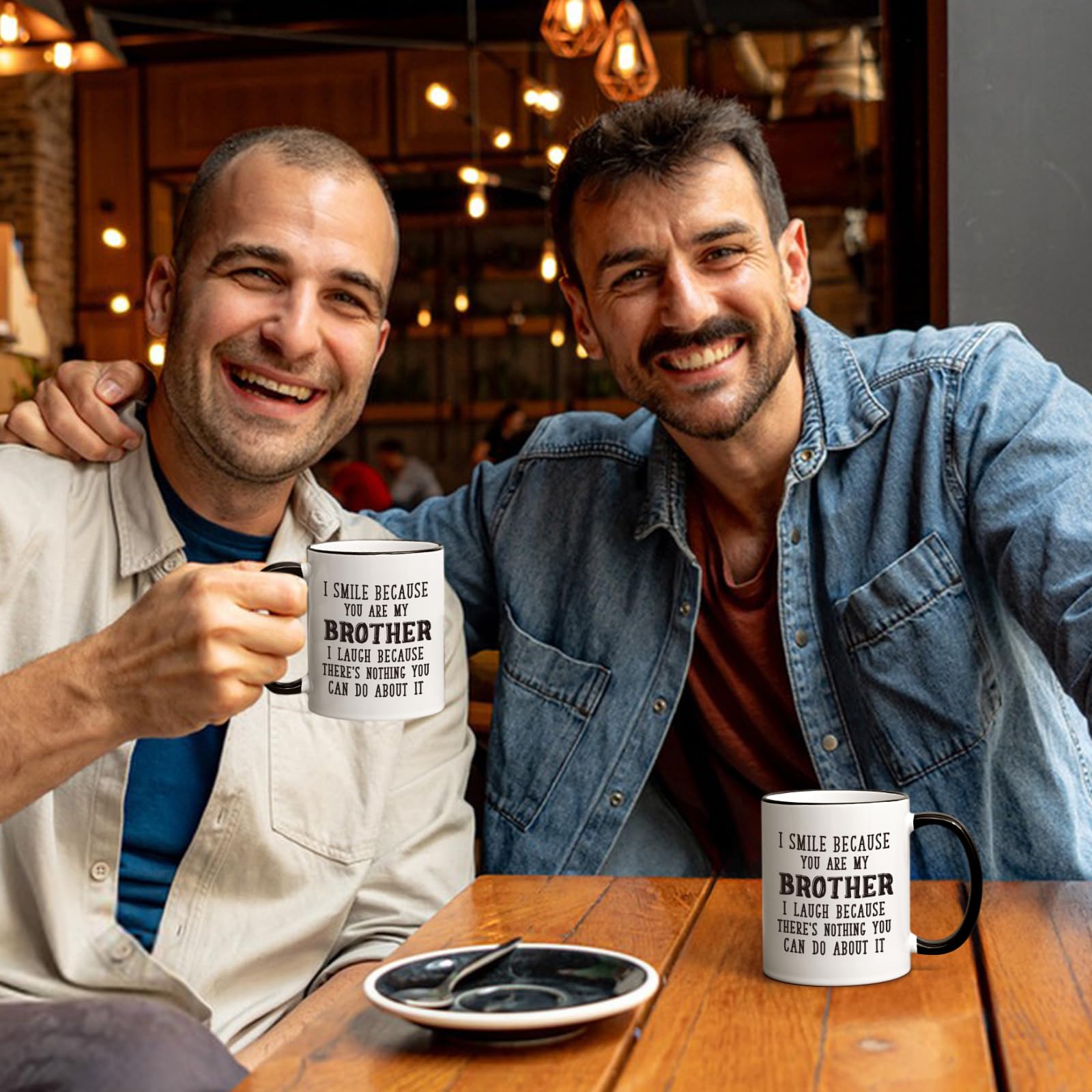 Mano sosteniendo la taza YHRJWN, uso diario cómodo