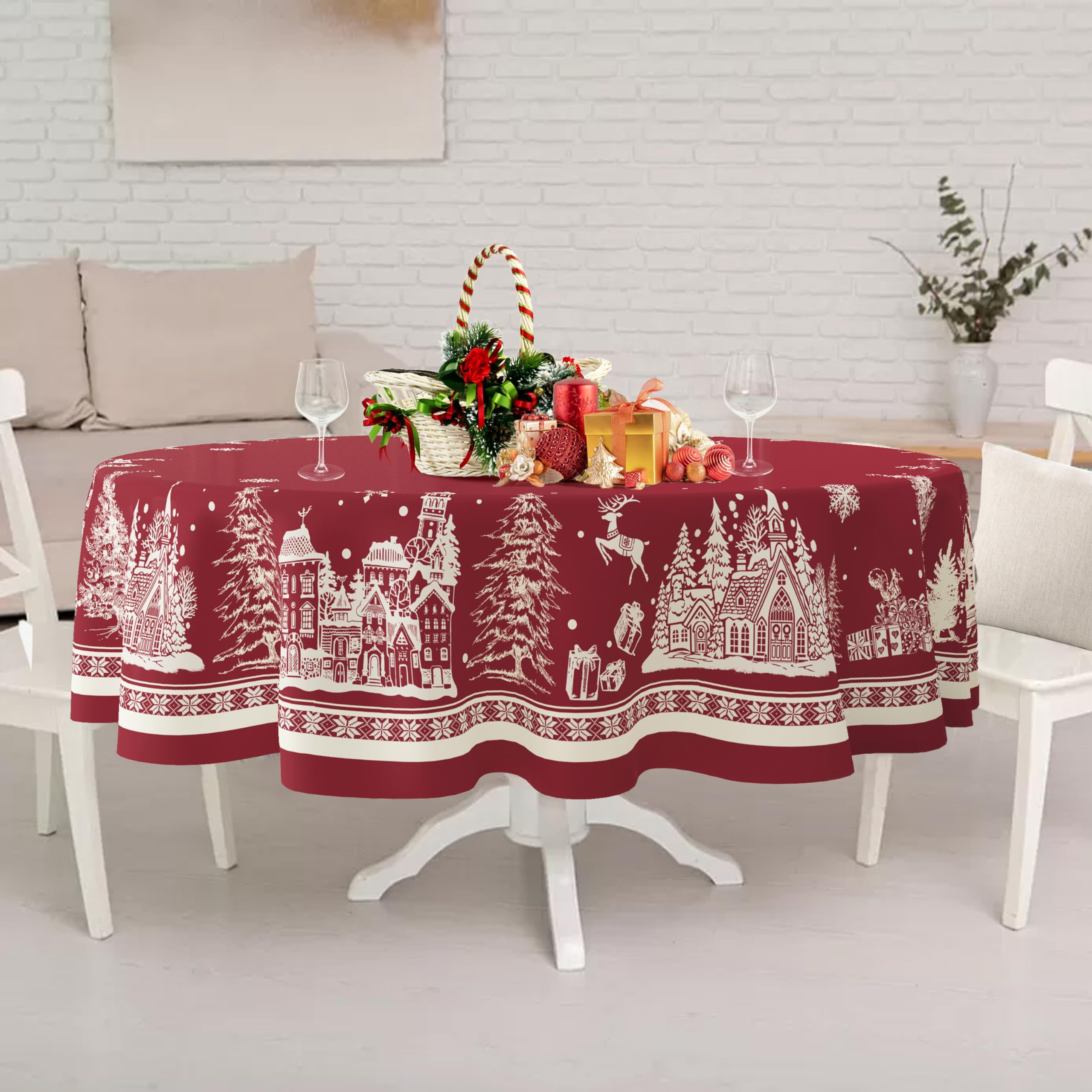 Mantel oval Yighty sobre mesa de comedor realzando la decoración navideña.