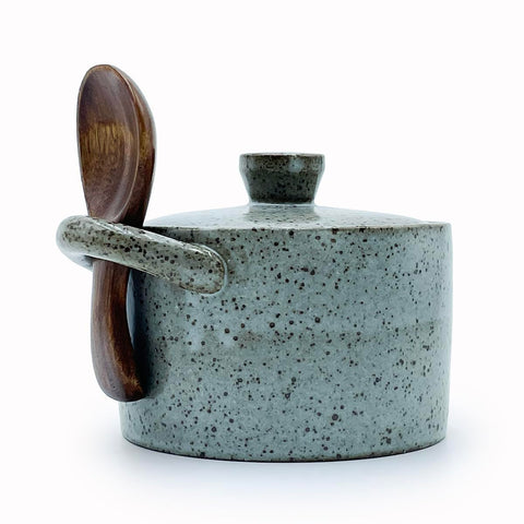 YILUSHENGHUA salero cerámico con tapa y cuchara de madera, ideal para sazonar en la mesa.