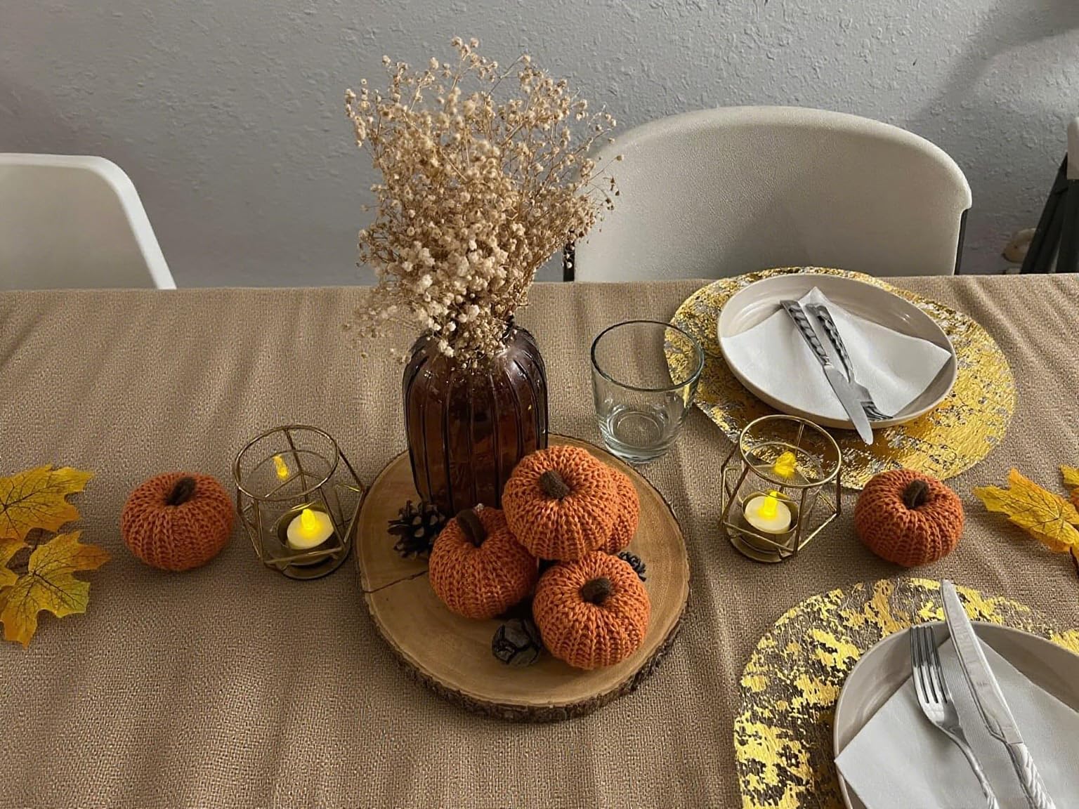 Detalle de malla dorada de YLUSUJAKX para ambientar banquetes con estilo