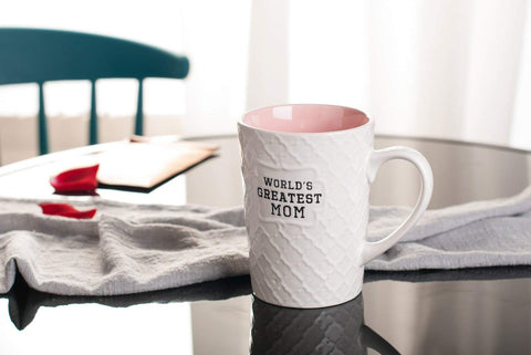 Taza Ynsfree con mango ergonómico, cómodo de sostener durante el día.