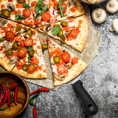 Uso versátil de Yoande: sirve pizzas y pasteles con facilidad