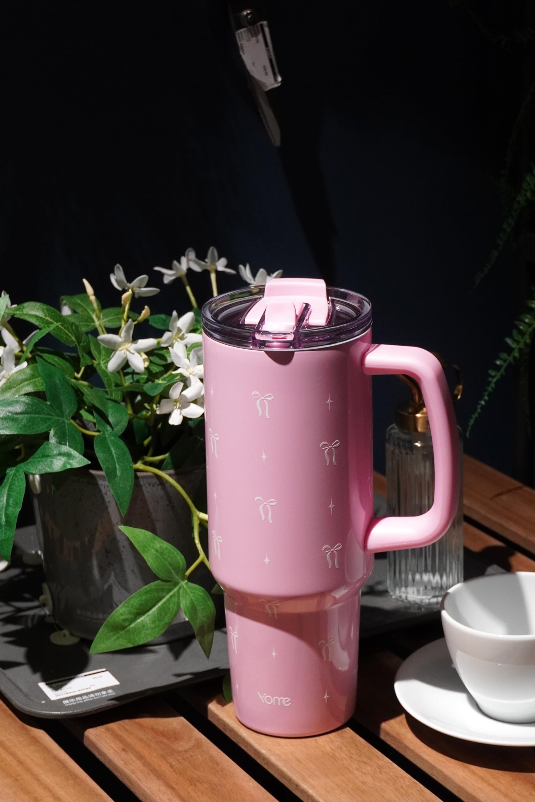 Tapa con pajilla plegable de YOME rosa para beber con facilidad en movimiento.