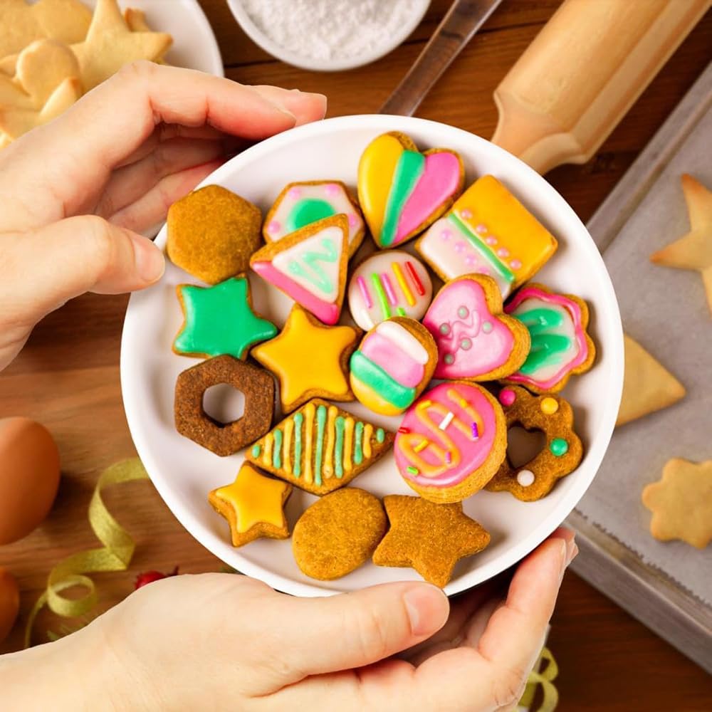 Cortadores YomiFamily en forma de corazón para galletas tiernas y temáticas.