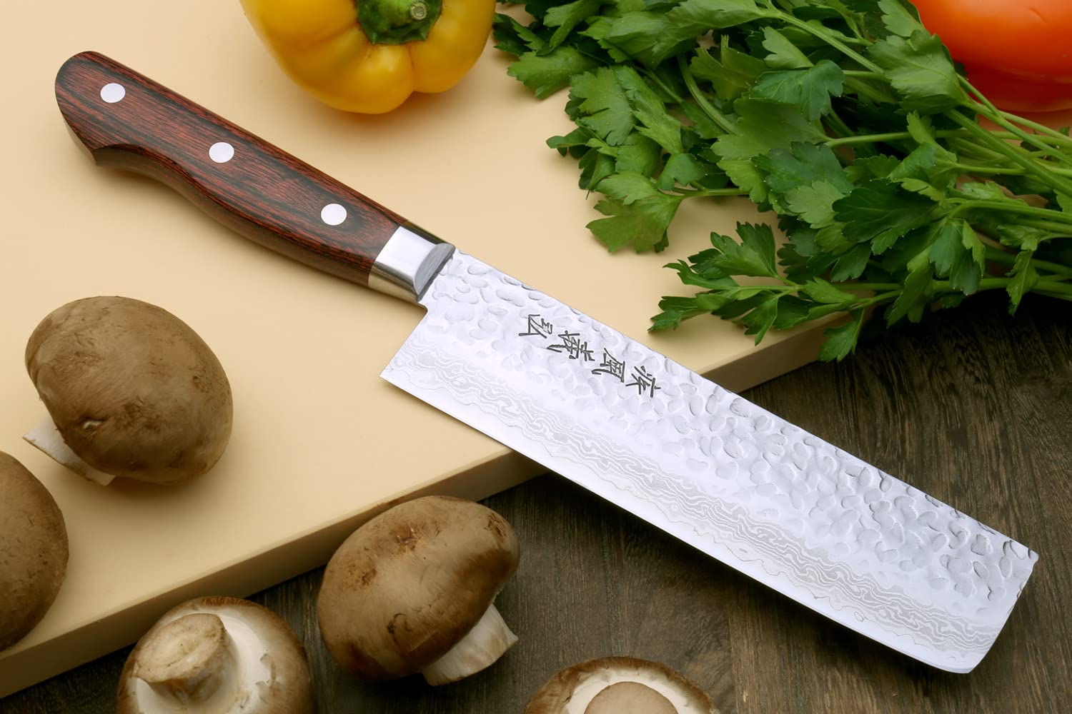 Cuchillo Yoshihiro Nakiri, filo plano para cortes uniformes.