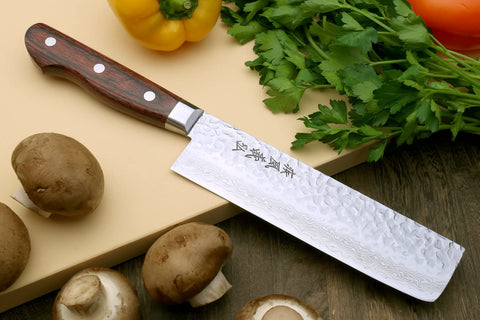 Cuchillo Yoshihiro Nakiri, filo plano para cortes uniformes.