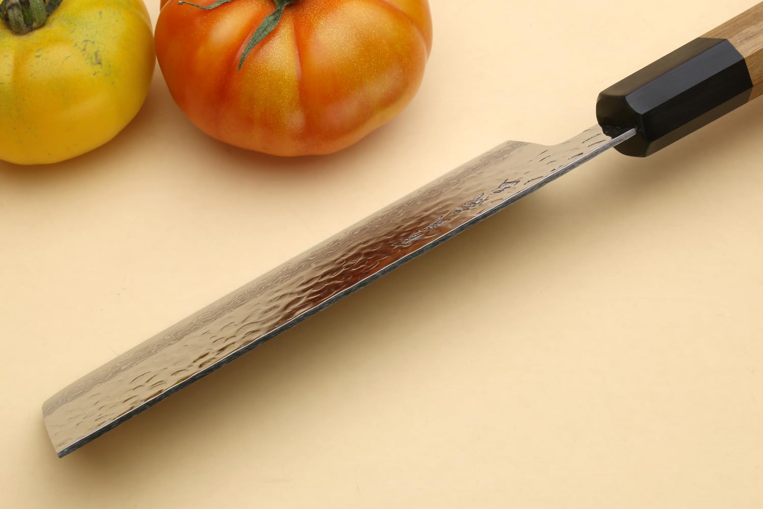 Perfil Nakiri y hoja damascada para cortes precisos