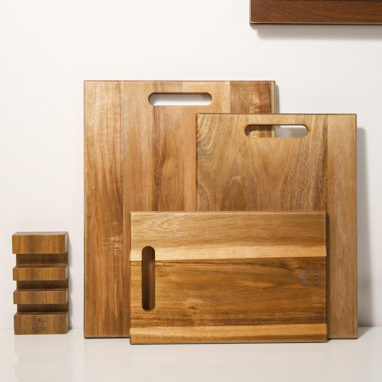 Tabla de corte YSTKC acacia media, perfecta para ingredientes medianos y organización en la cocina.