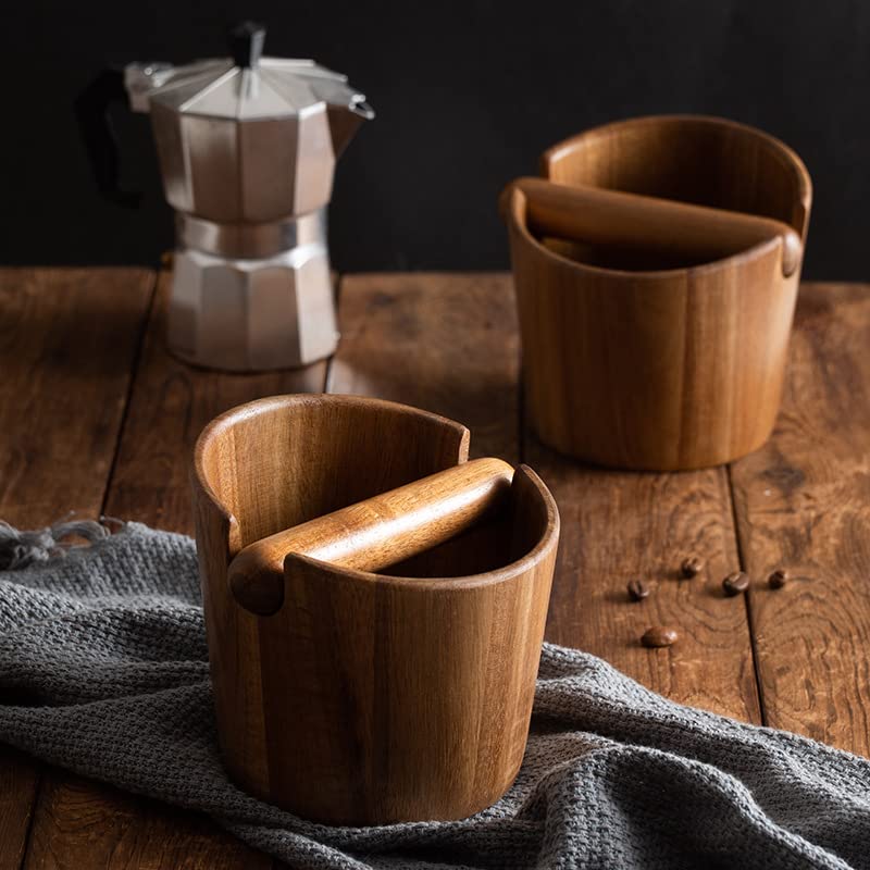 Cubo para posos Ytnjzl espresso sobre una mesa de bar.