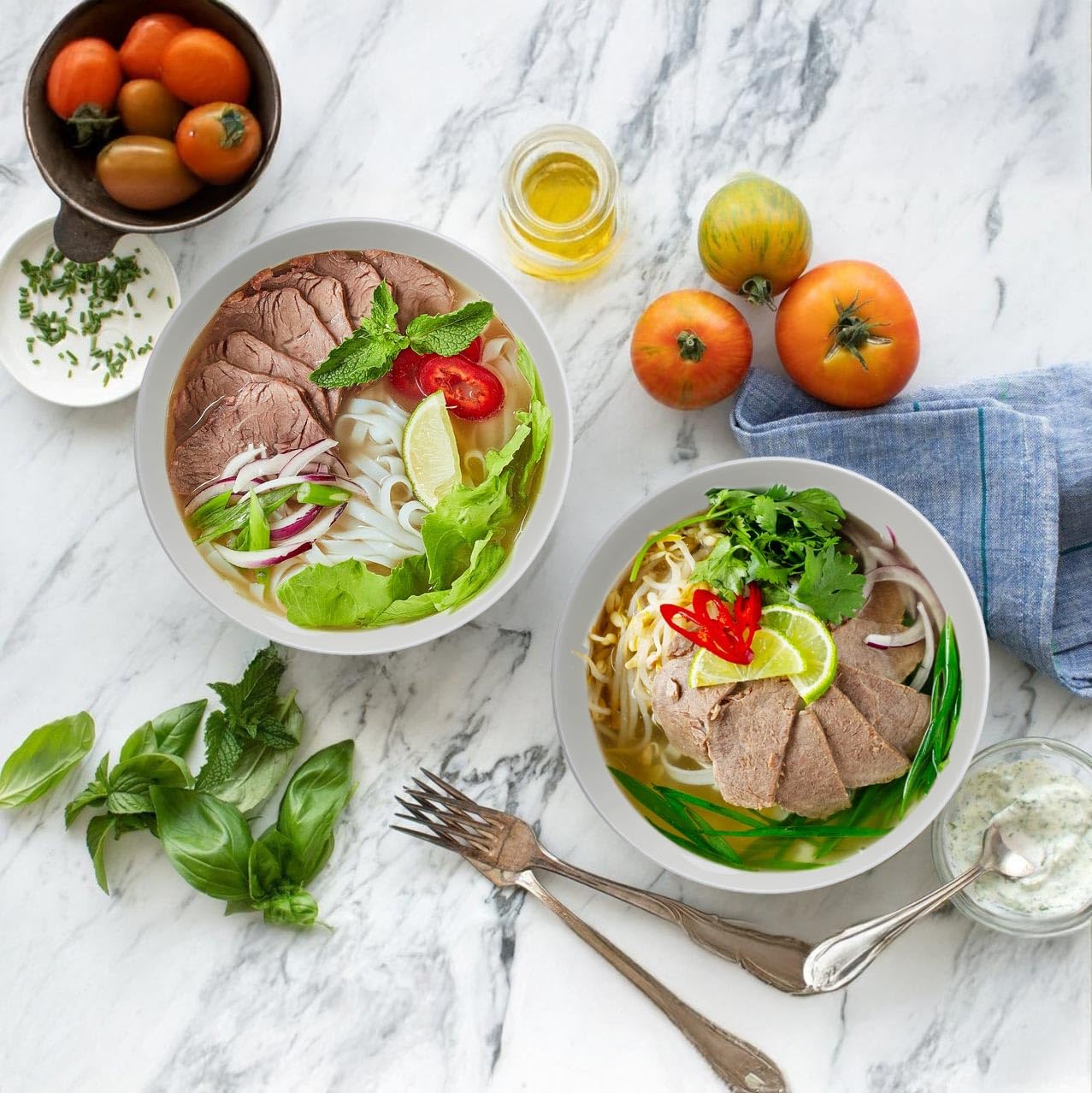 Pho Yuanlity en tazón cerámico blanco, ideal para hierbas y caldo aromático