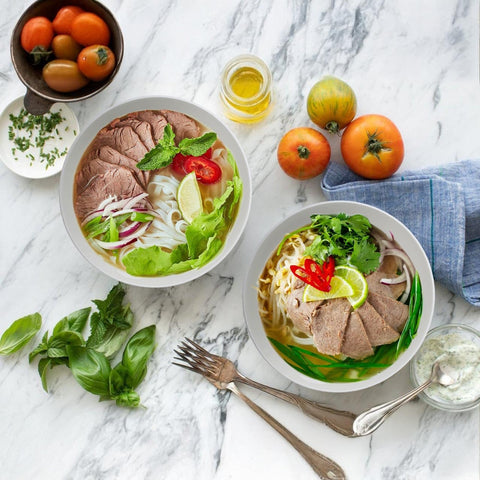 Pho Yuanlity en tazón cerámico blanco, ideal para hierbas y caldo aromático