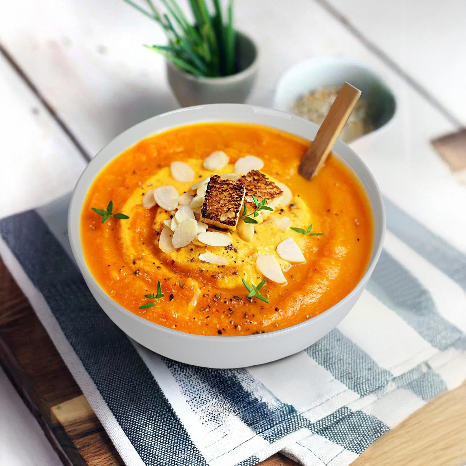 Sopa Yuanlity en tazón cerámico blanco, uso diario