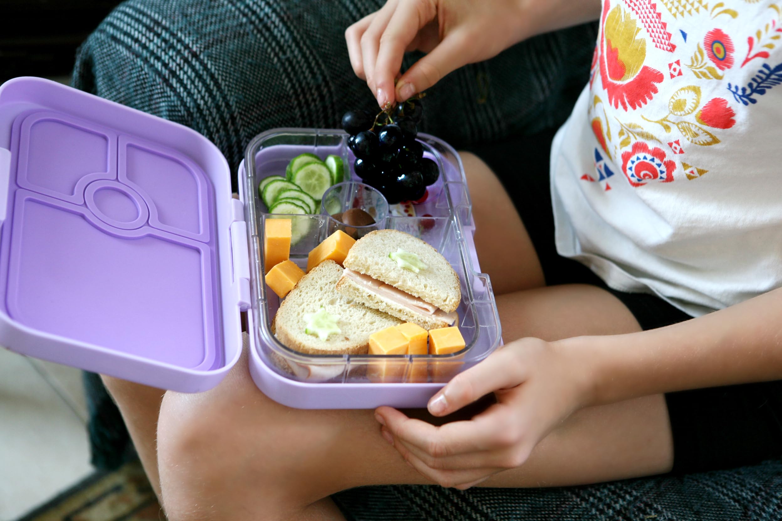 Yumbox Panino Lavanda Unicornio facilita porciones ideales para niños y adultos.