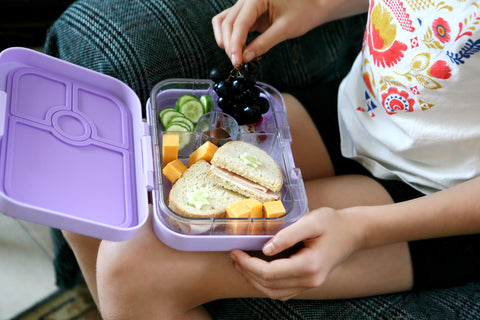 Yumbox Panino Lavanda Unicornio facilita porciones ideales para niños y adultos.