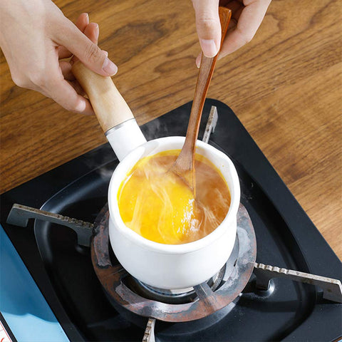 Detalle de boquilla para verter en olla esmalte YumCute Home, facilidad para verter salsas