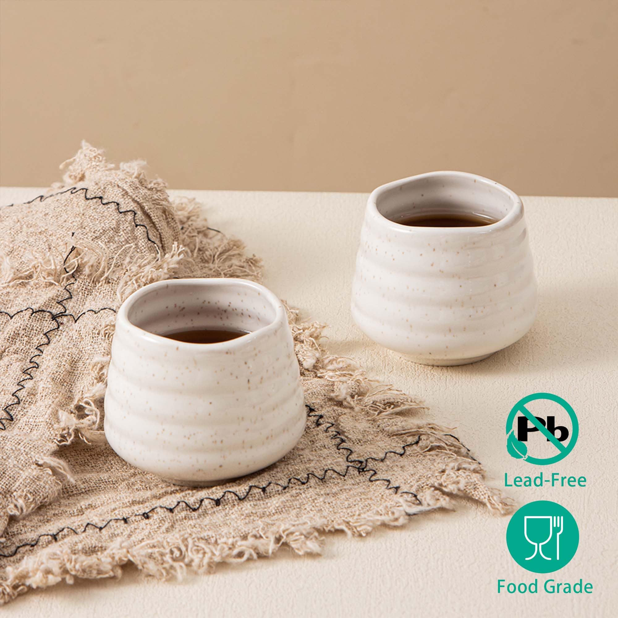 Juego regalo YumiPLUS de tazas cerámicas con motas, listo para sorprender a amantes del té.