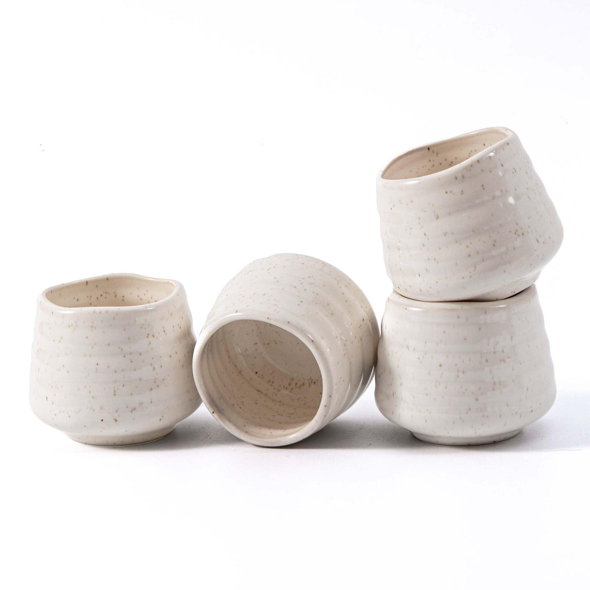 Tazas YumiPLUS de cerámica con motas, ideales para té o café diario y duraderas.