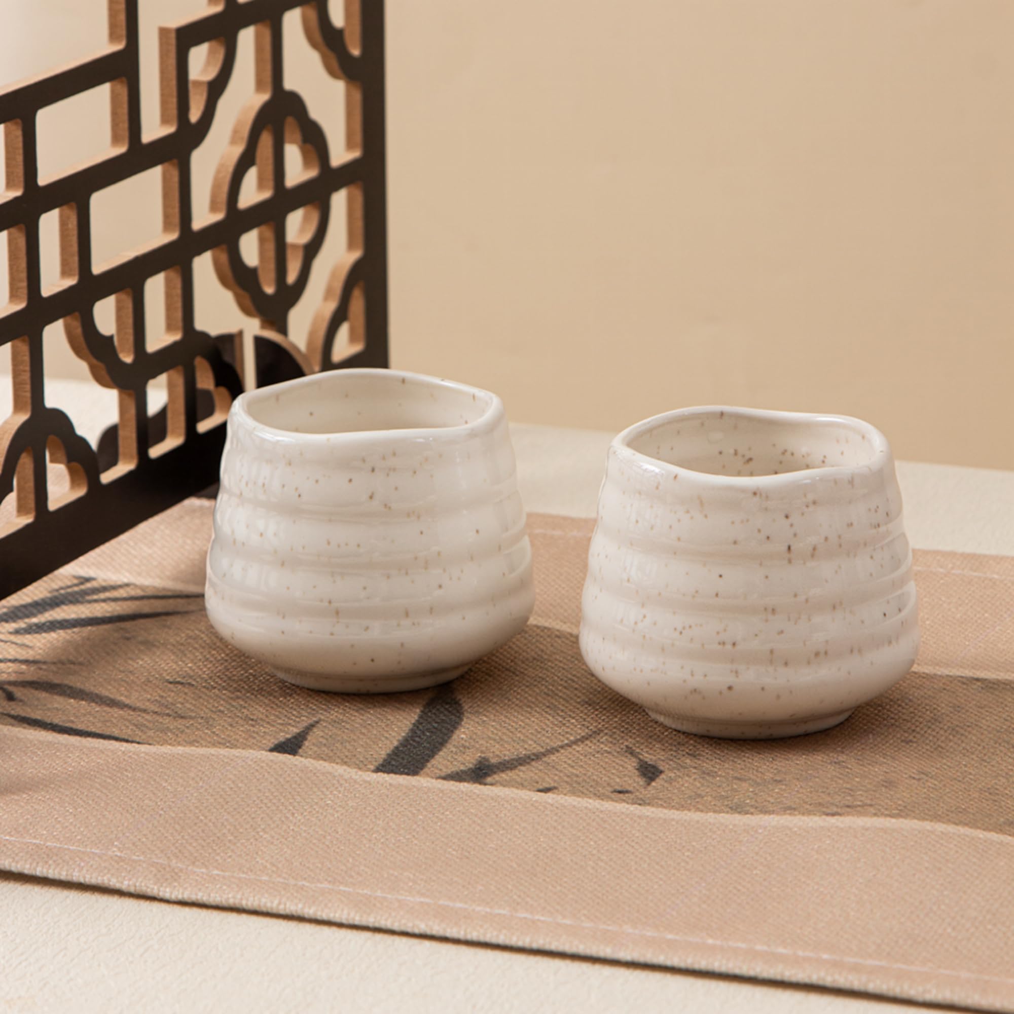 Tazas cerámicas con motas YumiPLUS para desayunos y tardes tranquilas.