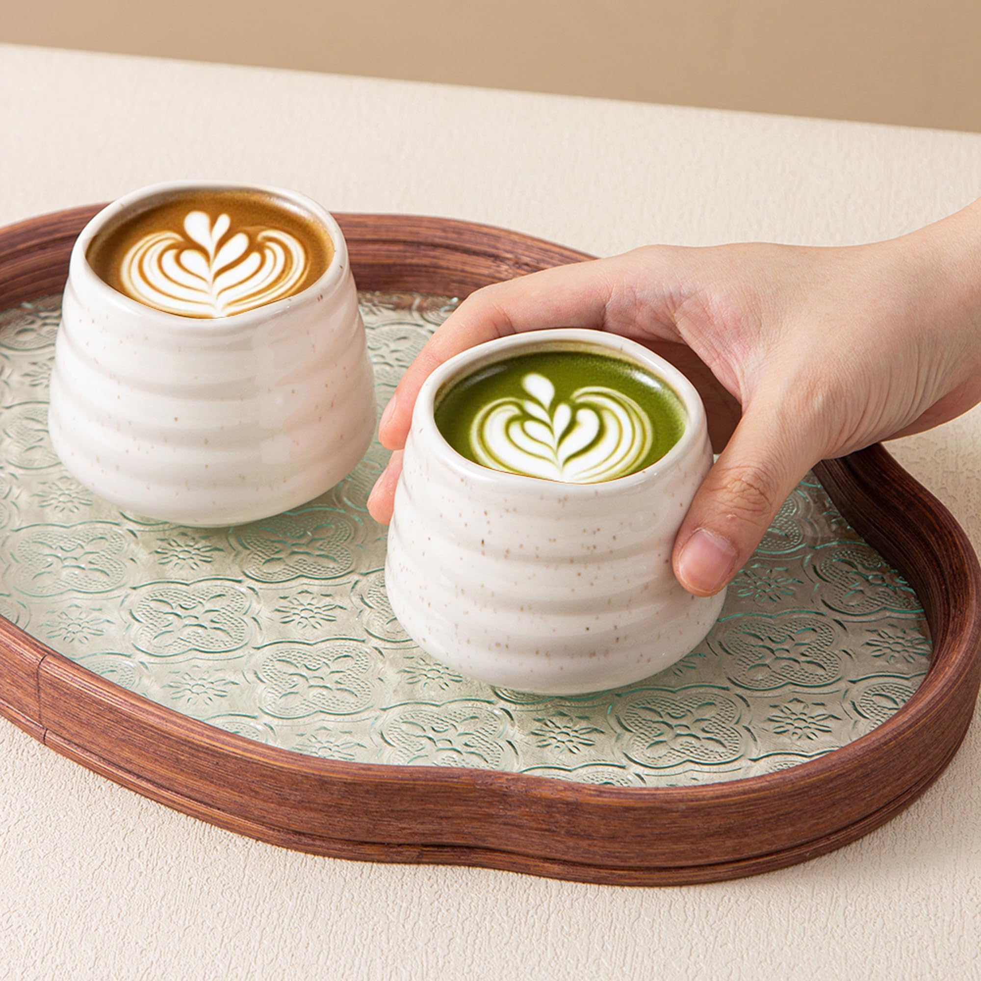Tazas sin asa YumiPLUS en porcelana, perfectas para un desayuno rápido y elegante.