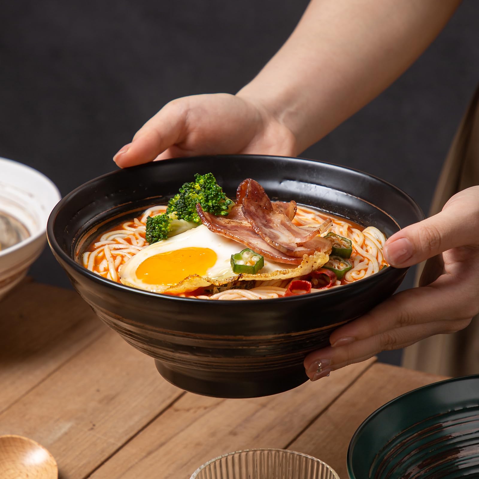 Tazón azul YUN TAO añade color a comidas y rituales de ramen.