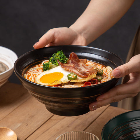 Tazón azul YUN TAO añade color a comidas y rituales de ramen.