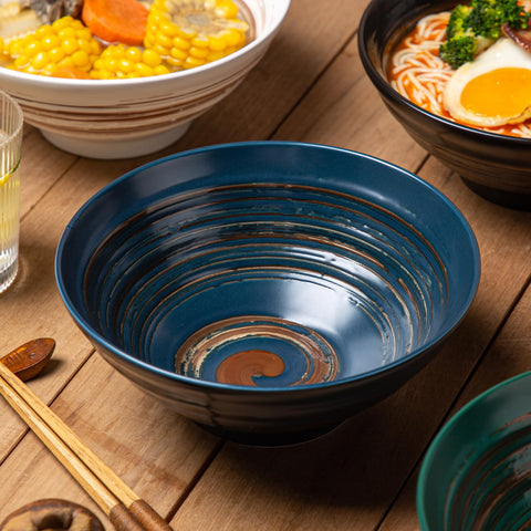 Tazón verde YUN TAO para ensaladas y noodles con estilo japonés.