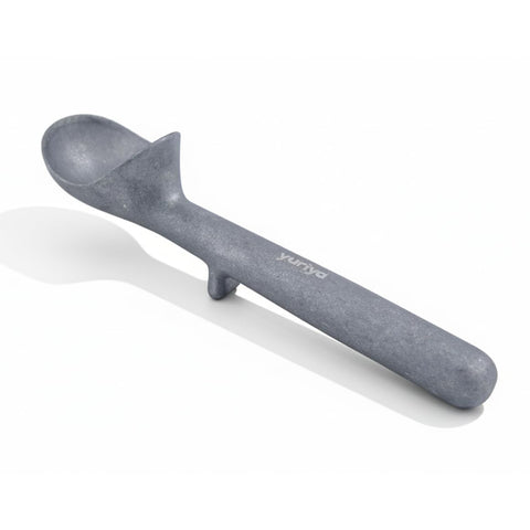 Cucharon de aluminio Yuriya para helado, ligero y preciso para porciones.