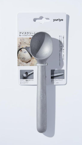 Yuriya sirve helado, gelato, sorbet y masa de galletas con facilidad.