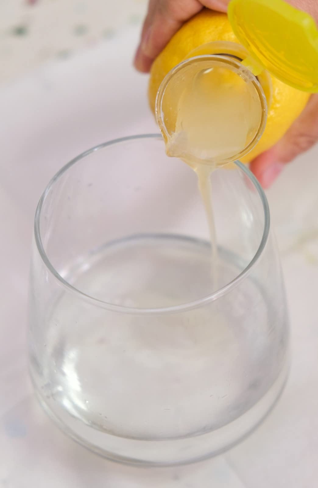 Exprimidor cítrico con tapa de YZC COLLECTION para conservar jugo.