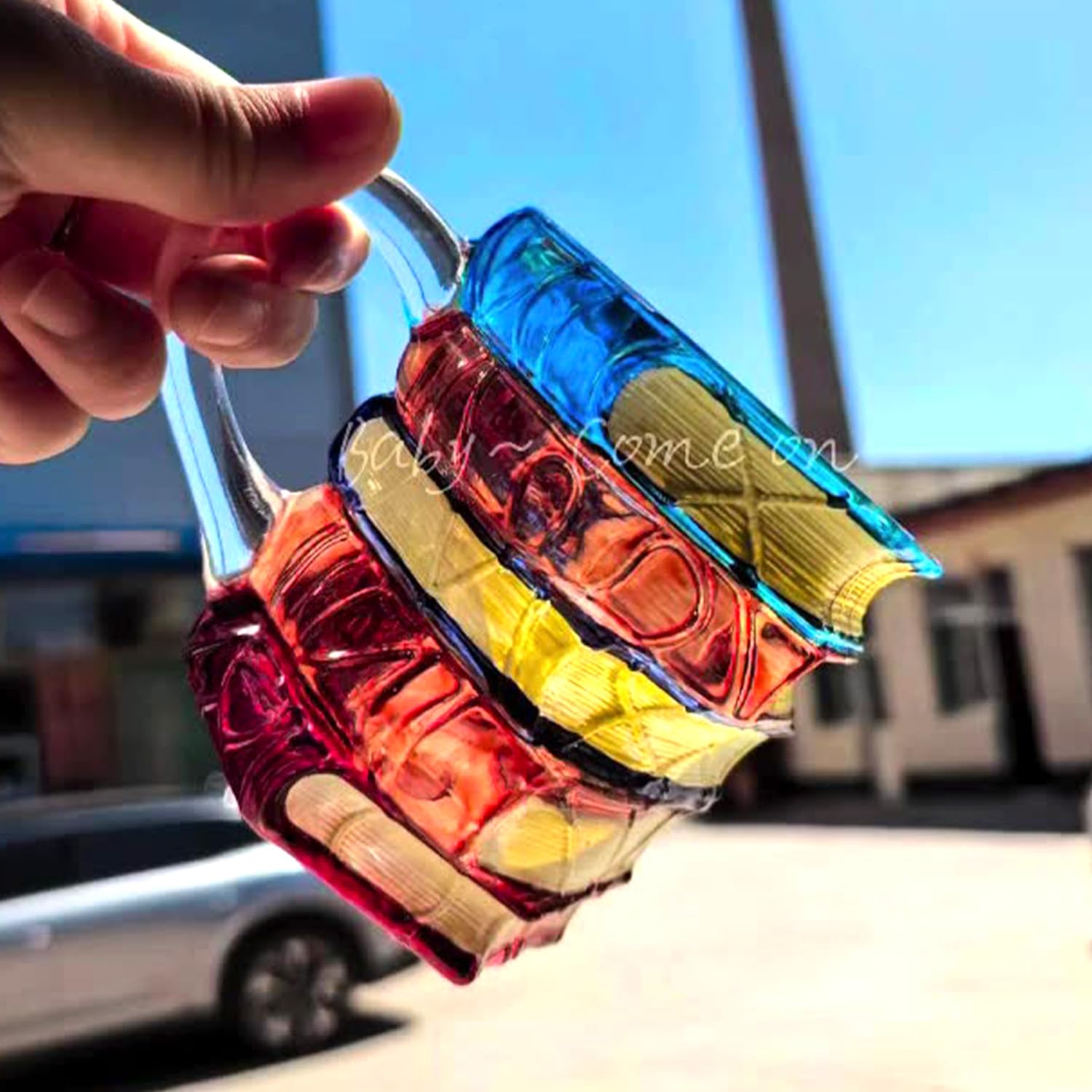 Taza ZAGEVIVIN pintada a mano, diseño literario, ideal para lectura en rincones.