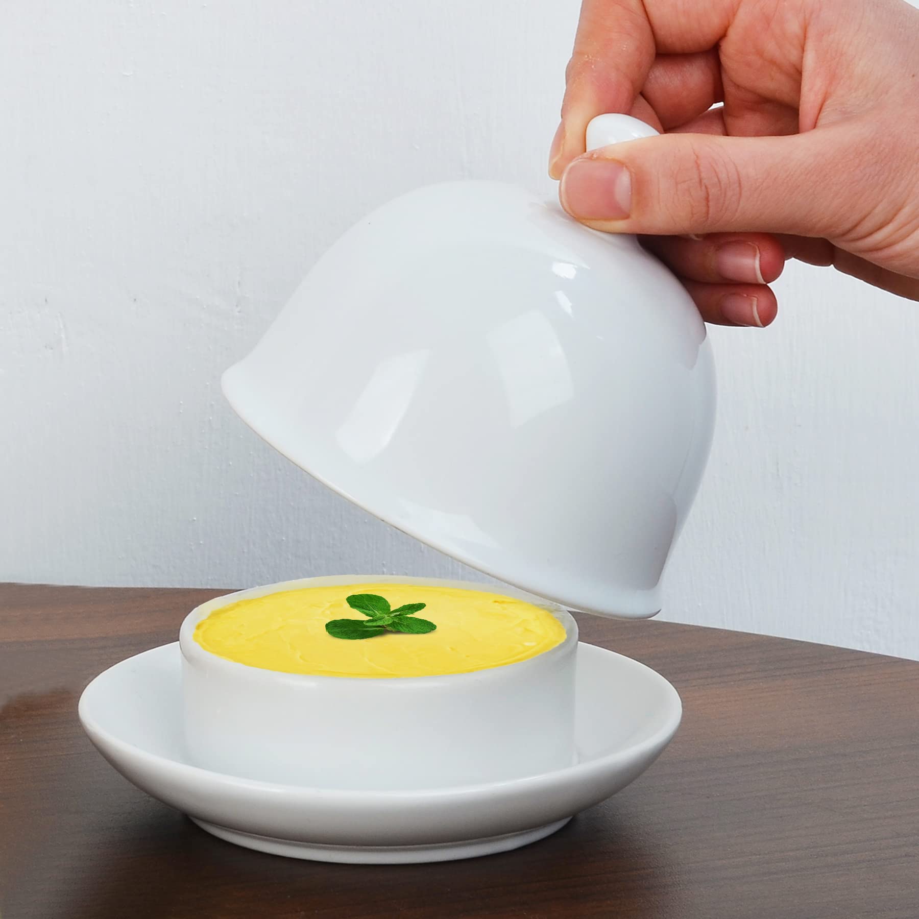 Diseño elegante blanco y redondo que realza la mesa.