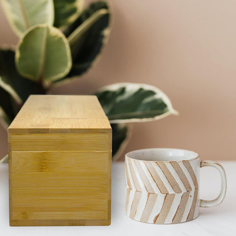 En mostrador de cocina, acceso rápido a té con Zen Earth Inspired.