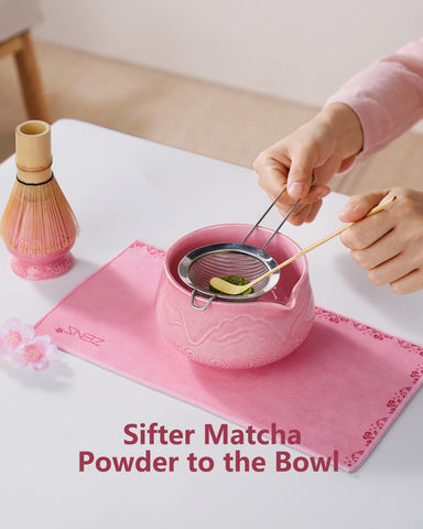 ZENS Conjunto Rosa para matcha: porta-batidor para organizar tu espacio de preparación.